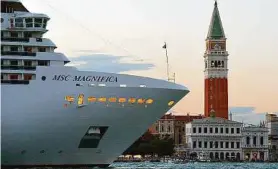  ??  ?? Kreuzfahrt­schiffe liegen oft vor Venedig und bedrohen die Stadt