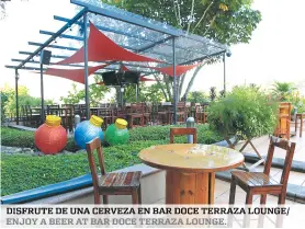  ??  ?? DISFRUTE DE UNA CERVEZA EN BAR DOCE TERRAZA LOUNGE/ ENJOY A BEER AT BAR DOCE TERRAZA LOUNGE.