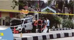  ??  ?? SEORANG anggota polis terbunuh selepas dirempuh penyerang berkenaan. - Agensi