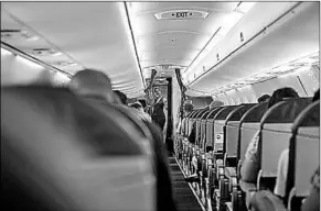 ??  ?? Een stewardess aan de telefoon in een vliegtuig. (Foto: de Volkskrant)