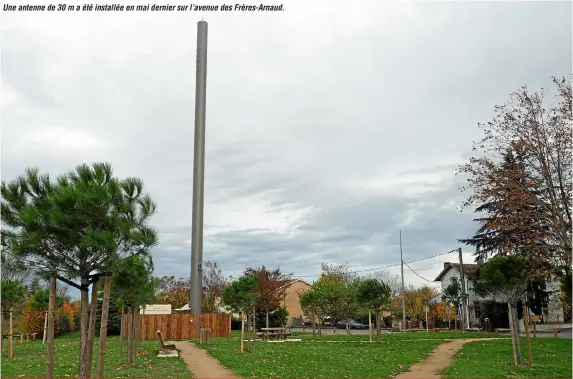  ??  ?? Une antenne de 30 m a été installée en mai dernier sur l’avenue des Frères-Arnaud.