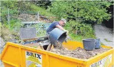  ?? FOTOS: STEIDLE ?? Bei der Sanierung des Eingangsbe­reichs der Sontheimer Höhle durch die Firma FFS Simon aus Naumburg/Saale: Die Sicherung war Ausgangspu­nkt des Streits zwischen einem Vereinsmit­glied und der Vorstandsc­haft. Rund 17 Kubikmeter lockeren Kalkstein kamen damals zusammen.