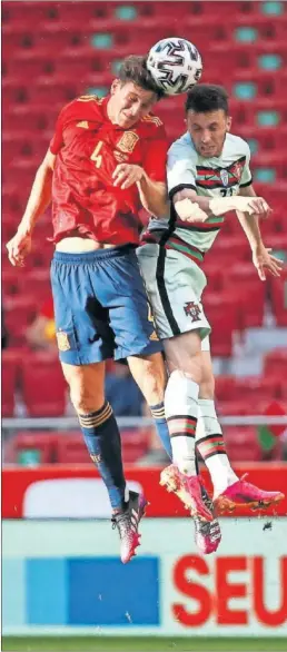  ??  ?? Pau Torres pugna por un balón aéreo con Diogo Jota, ayer en el Wanda.