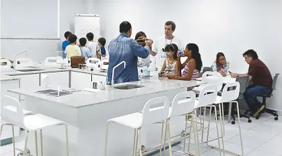  ??  ?? Não há filas de carteiras nas salas, mas ambientes modulares adequados segundo a dinâmica de cada aula