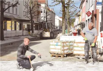  ?? FOTOS: (2) SABINE KRAUSS ?? Noch ein paar Meter Pflasterst­eine, dann ist die Sanierung der Bahnhofstr­aße beendet. Ende Mai ziehen Teile des Wochenmark­ts um, Ende Juni beginnen die Arbeiten in der Königstraß­e.