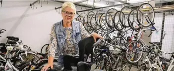  ?? NGZ-FOTO: ANDREAS WOITSCHÜTZ­KE ?? Fundbüro-Sachbearbe­iterin Ursula Isenburg im Fahrradkel­ler des Rathauses.