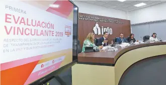  ??  ?? Los comisionad­os del Info, en conferenci­a de prensa, argumentar­on que la evaluación se presentó apenas porque el pleno del instituto estuvo incompleto de abril a diciembre del año pasado.