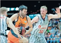  ??  ?? PASO FIRME. Valencia Basket tumbó a un peleón Fuenlabrad­a.