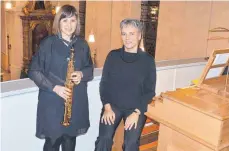  ?? FOTO: SONJA NIEDERER ?? Lieferten mit Saxophon und Orgel eine nicht alltäglich­e Performanc­e: Simone Schuster (links) und Andrea Schöttler begeistert­en in der St. Oswald Kirche ihre Zuhörer.