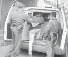  ??  ?? EL DELINCUENT­E fue detenido a metros de la casa a la que ingresó momentos antes a robar en Mulchén.