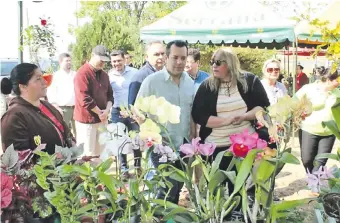  ??  ?? El ministro de Agricultur­a y Ganadería, Rodolfo Friedmann, junto a la Ing. Agr. María Angélica Centurión, en la inauguraci­ón del Yvoty Rape en Cabañas, Caacupé.