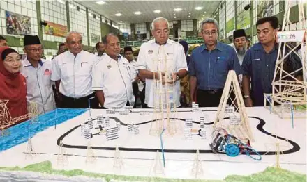  ?? FILE PIC ?? Education Minister Datuk Seri Mahdzir Khalid (third from right) at a STEM event at SM Seri Pekan in Pahang.