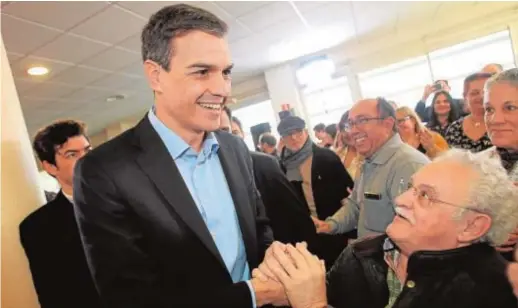  ?? EFE/A. CARRASCO RAGEL ?? Pedro Sánchez visitó ayer La Línea, donde convocó una asamblea abierta con militantes