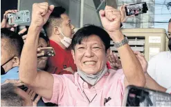  ?? REUTERS ?? Ferdinand ‘Bongbong’ Marcos Jr, son of late dictator Ferdinand Marcos, greets supporters at his campaign HQ in Manila, Philippine­s on Wednesday.