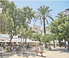  ??  ?? Tourists in Ibiza, whose economy remains under pressure from quarantine restrictio­ns