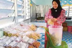  ?? Masira Midi ?? SELAIN kacang tapuk, Masira turut memasarkan rempeyek yang menggunaka­n geragau udang. Mula-mula jual cuma sekadar mengisi masa lapang, selain menambah pendapatan keluarga. Bagaimanap­un, perniagaan semakin berkembang, lebih-lebih lagi menjelang...