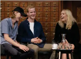  ?? FOTO: FREDRIK HAGEN ?? Julie Andem tillsamman­s med Skam-skådespela­rna Henrik Holm och Carl Martin Eggesbø när manuset till Skam i år lämnades över till det norska Nationalbi­blioteket.