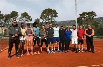  ?? (Photos R. K.) ?? Une partie du groupe France espoirs filles hier matin sur les courts du TC Peymeinade.