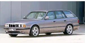  ?? FOTO: BMW GROUP ARCHIV/DPA-TMN ?? 1988 war die zweite Generation des M5, der hochgezüch­teten Version des 5er mit Rennsportg­enen gestartet. 1992 folgte eine Modellpfle­ge.