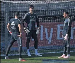  ??  ?? COMPETENCI­A. Casilla, Courtois y Keylor compiten por un puesto.