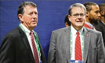  ?? CURTIS COMPTON / CCOMPTON@AJC.COM 2017 ?? UGA Athletic Director Greg McGarity (left), standing with school President Jere Morehead, sent a letter to donors about the preparatio­ns for the upcoming season.