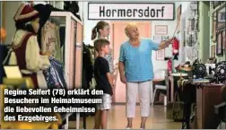  ??  ?? Regine Seifert (78) erklärt den Besuchern im Heimatmuse­um die liebevolle­n Geheimniss­e des Erzgebirge­s.