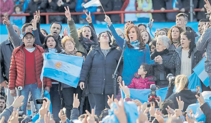  ?? AP ?? Puesta en escena. Cristina Kirchner en el escenario montado en la cancha de Arsenal de Sarandí, ayer, junto a los “ciudadanos” afectado por las políticas del macrismo.