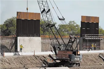  ?? ERIC GAY/AP ?? Constructi­on workers Nov. 16 in Mission, Texas, build a section of the border wall separating the U.S. from Mexico.