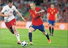  ??  ?? REGRESO. Iniesta volverá hoy a la convocator­ia de la Selección.