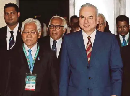  ?? PIC BY SAIFULLIZA­N TAMADI ?? Sultan of Perak Sultan Nazrin Muizzuddin Shah and Higher Education Minister Datuk Seri Idris Jusoh arriving at the Royal Chulan Hotel in Kuala Lumpur yesterday.