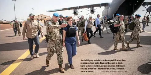  ?? FOTO: ARNE IMMANUEL BÄNSCH / DPA ?? Verteidigu­ngsministe­rin Annegret Kramp-karrenbaue­r, hier beim Truppenbes­uch in Mali, kann sich vorstellen, den deutschen Militärein­satz zu erhöhen – nicht nur in Afrika, sondern auch in Asien.