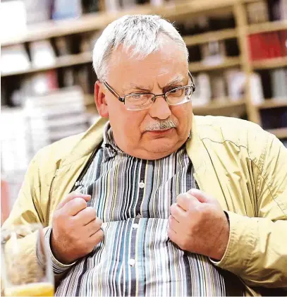  ?? FOTO JAN ZÁTORSKÝ ?? Bojovník. Andrzej Sapkowski na Světu knihy 2010