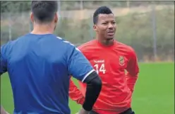  ??  ?? A LA ESPERA. Ike Uche, durante un entrenamie­nto con el Nàstic.