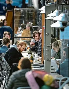  ?? Foto: ČTK ?? Plné hospody I když nemocných rychle přibývá, jak vidno z pohledu do restaurace v centru Stockholmu, tak Švédové se nijak neomezují.