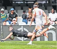  ?? ?? SHARK ATTACK
James Venter scores try for South Africans