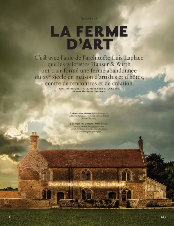  ??  ?? 1. détail de la palette de l’artiste argentin Guillermo Kuitca, en résidence à Durslade Farm durant l’été 2013.
2. La façade de Durslade Farm, partagée entre la lumière de l’oeuvre en néon de Martin Creed et celle, naturelle, digne d’un roman gothique...