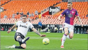  ??  ?? Maxi Gómez remata con la pierna derecha en la acción del 2-0 ante la mirada de Javi Sánchez.