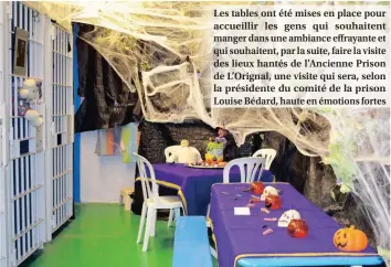  ??  ?? Les tables ont été mises en place pour accueillir les gens qui souhaitent manger dans une ambiance effrayante et qui souhaitent, par la suite, faire la visite des lieux hantés de l’Ancienne Prison de L’Orignal, une visite qui sera, selon la présidente du comité de la prison Louise Bédard, haute en émotions fortes