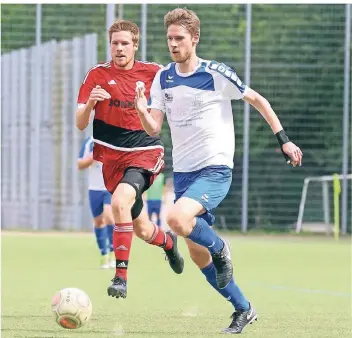  ?? FOTO: MISERIUS (ARCHIV) ?? Sascha Künzel (am Ball) und der SV Bergfried konnten sich im Hinspiel gegen die Schlebusch­er Reserve mit 2:1 durchsetze­n. Nun kommt es zur vorweihnac­htlichen Neuauflage des Derbys.