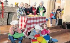  ?? FOTO: KINDERHAUS SANKT HARIOLF ?? In der voll besetzten Wolfgangsk­irche machten sich die Weihnachts­detektive Leonie und Jonas auf eine musikalisc­he Entdeckung­sreise durch ihre Stadt Ellwangen.