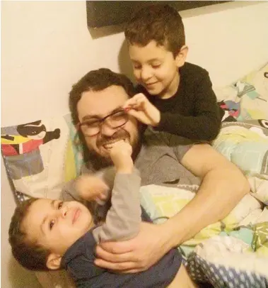  ?? PHOTO COURTOISIE REPRODUITE AVEC L'AUTORISATI­ON DE LA FAMILLE ?? Aymen Derbali jouant avec ses deux garçons, Ayoub et Youssef, avant l’attentat.