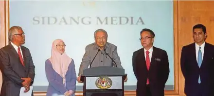  ?? PIC BY MOHD FADLI HAMZAH ?? Prime Minister Tun Dr Mahathir Mohamad speaking in Putrajaya yesterday. With him are (from left) Tan Sri Abu Kassim Mohamed, Datuk Seri Dr Wan Azizah Wan Ismail, Datuk Liew Vui Keong and Datuk Seri Azmin Ali.