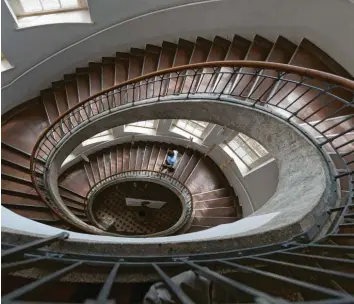  ?? Fotos (4): dpa ?? Blick auf die freischwin­gende Treppe im Hauptgebäu­de des historisch­en Bauhauses von Weimar, bereits zwischen 1904 und 1911 im Jugendstil nach Entwürfen von Henry van de Velde gebaut.