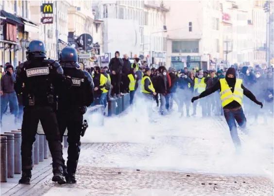  ?? AP ?? Un manifestan­te patea una lata de gas lacrimógen­o durante una de las protestas de los “chalecos amarillos”, en Marsella, en el sur de Francia.