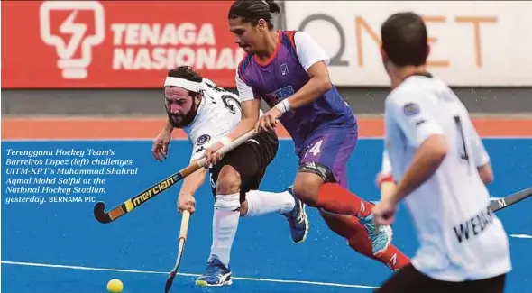  ?? BERNAMA PIC ?? Terengganu Hockey Team’s Barreiros Lopez (left) challenges UiTM-KPT’s Muhammad Shahrul Aqmal Mohd Saiful at the National Hockey Stadium yesterday.