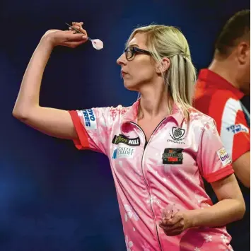  ?? Foto: Steven Paston, dpa ?? Fallon Sherrock hat bei der Darts-Weltmeiste­rschaft bereits 25 000 Pfund eingespiel­t.