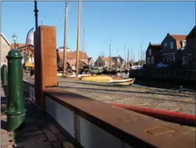  ?? MIKE CORDER — THE ASSOCIATED PRESS ?? A self-raising dike is seen in the Dutch fishing village of Spakenburg. The 300-meter long dike that is raised by the very flood waters it is designed to hold back is an example of Dutch ingenuity in flood prevention that is becoming a major export...