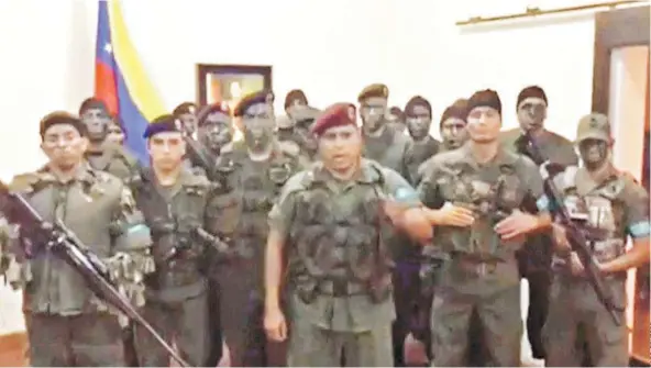  ??  ?? ► Imagen del video difundido por los hombres vestidos con uniforme militar que atacaron el cuartel en Valencia.