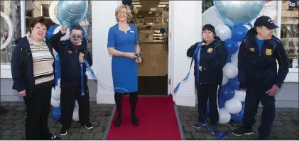  ??  ?? Ian Walker, Gavin O’Reilly, Emma Kinsella and Laura Cooper from Arklow Vikings help Laura Armstrong open the store.