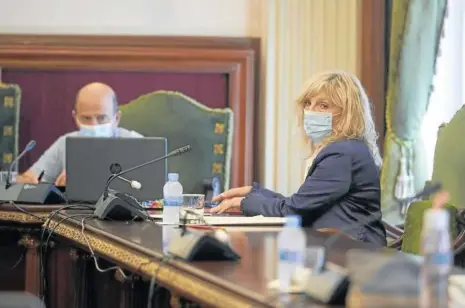  ??  ?? La concejala delegada de Deportes, María Caballero, en el Pleno del Ayuntamien­to de Pamplona celebrado ayer.